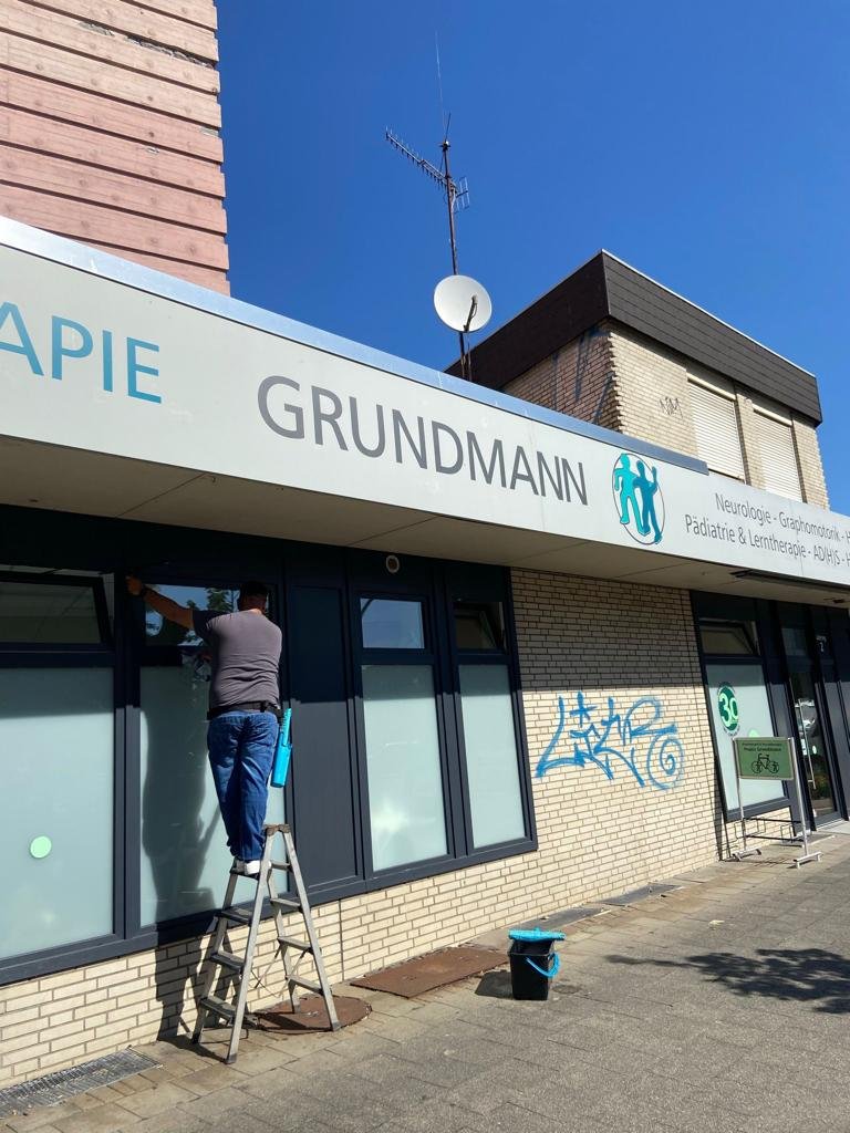 Gewissenhafte Bodenpflege in einer großen Halle