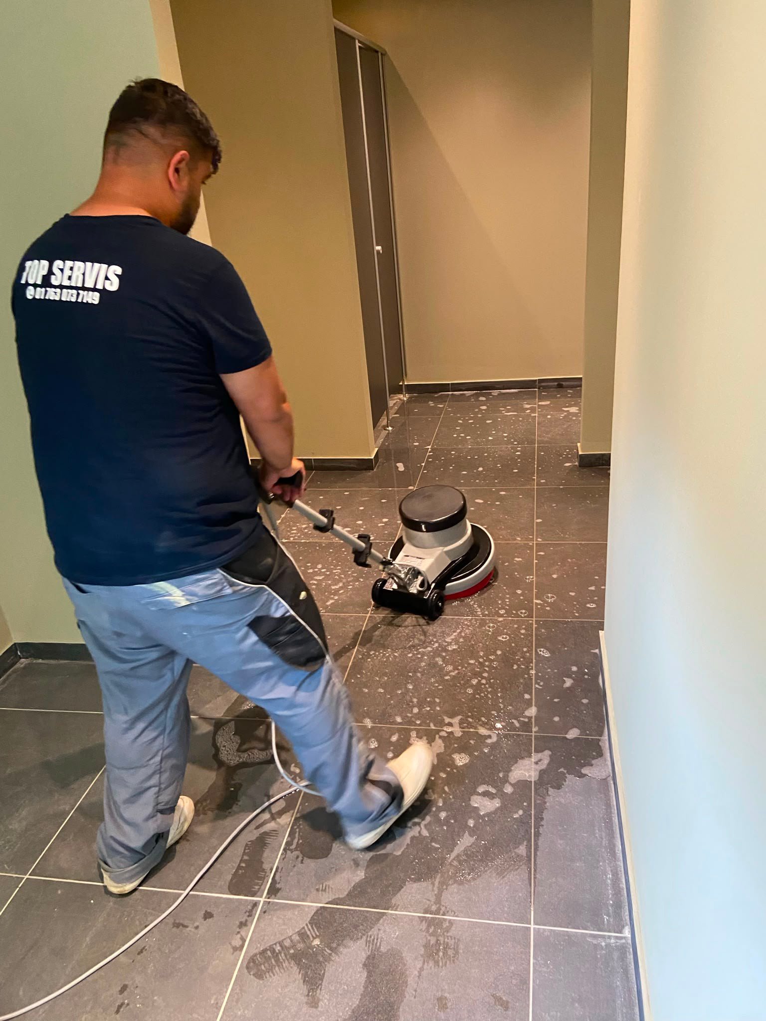 Unterhaltsreinigung Bodenpflege in einem Gewerbeobjekt