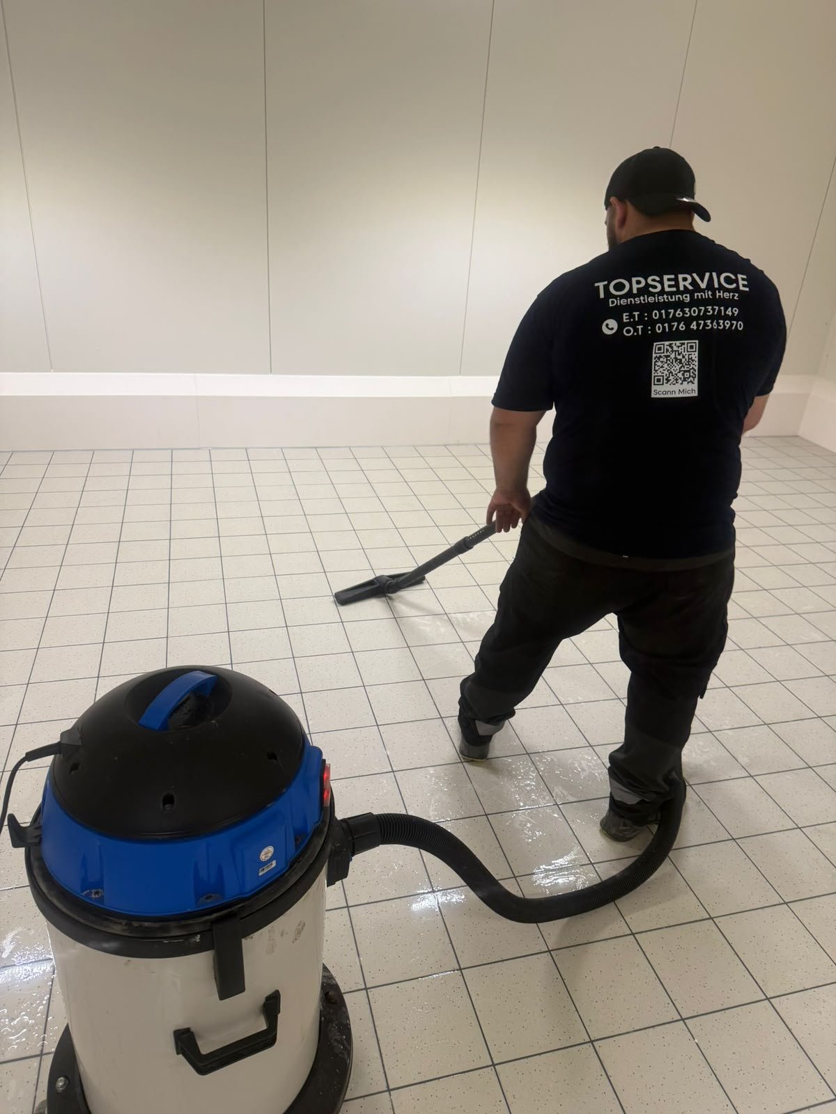 Intensive Bodenreinigung mit einer Poliermaschine